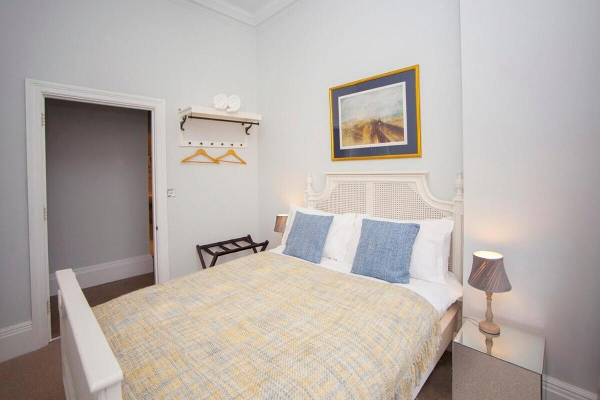 Stylish City Centre Apartment - Bath Exteriör bild